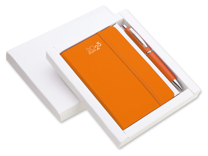 SET AGENDA C/ELASTICO F.TO CM 9,5X14 + PENNA IN ASTUCCIO MPM169 - immagine 5