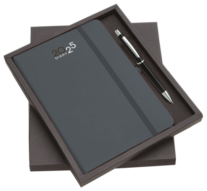 SET AGENDA C/ELASTICO F.TO CM 15X21 + PENNA IN ASTUCCIO MPM170 - immagine 2